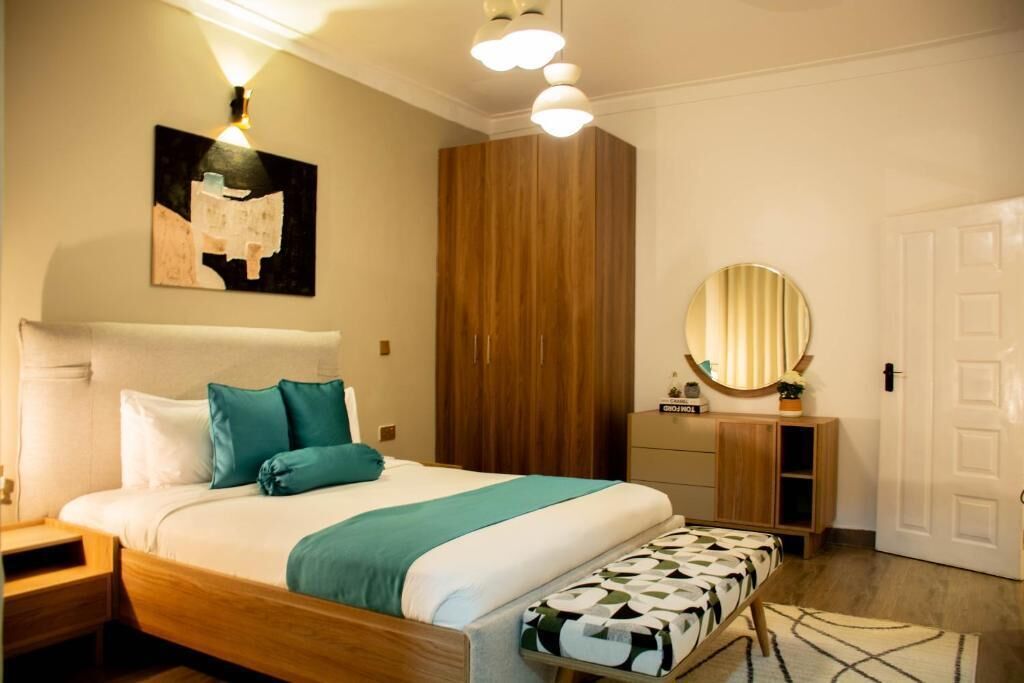 خزنة داخل الغرفة ومكتب ومساحة عمل للكمبيوتر المحمول وستائر تعتيم