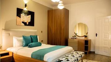 Zimmersafe, Schreibtisch, laptopgeeigneter Arbeitsplatz