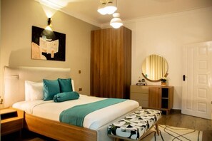 客房内保险箱、办公桌、笔记本电脑工作区、遮光窗帘