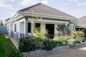 Vista frontal de la propiedad