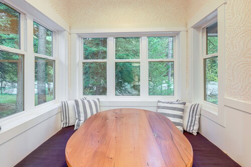 2 Mi to Payette Lake: Charming Cottage w/ Hot Tub!