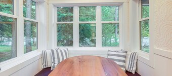 2 Mi to Payette Lake: Charming Cottage w/ Hot Tub!