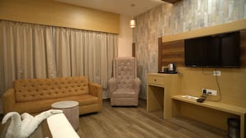 Studio Suite Keluarga, pemandangan kota | Ruang kerja ramah laptop, Wi-Fi gratis, dan seprai linen