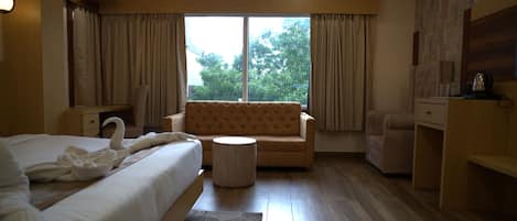 Familie-studiosuite, byutsikt | Skrivebord for bærbar PC, wi-fi (inkludert) og sengetøy