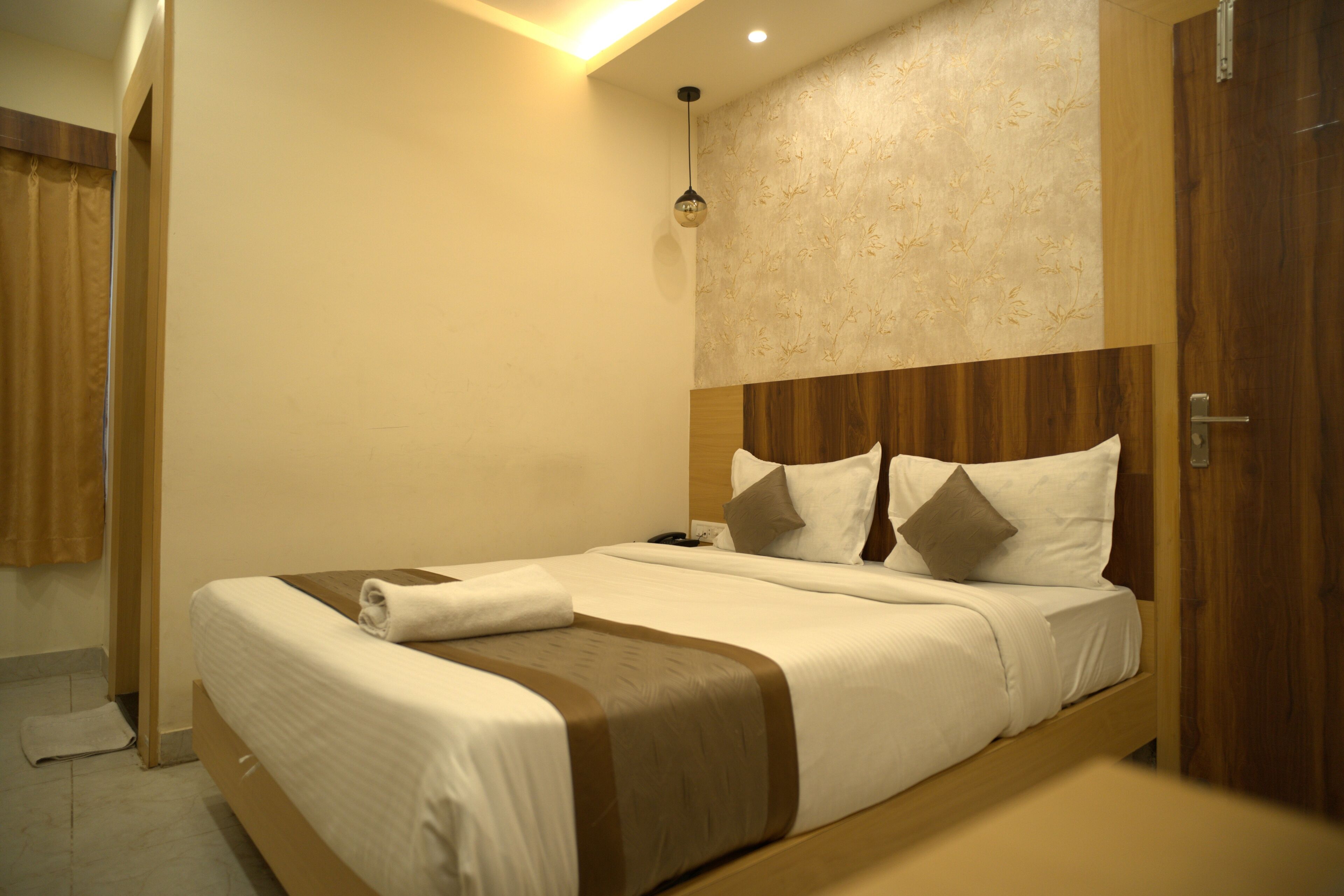 Laptop workspace, free WiFi, bed sheets