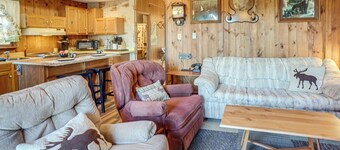 7 Mi to Main Street: Cabin w/ Deck in Stanley!