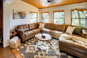 House (2 Bedrooms) | Interior - Lake Okeechobee Dockside Cabin w/ Pool Access (Okeechobee)