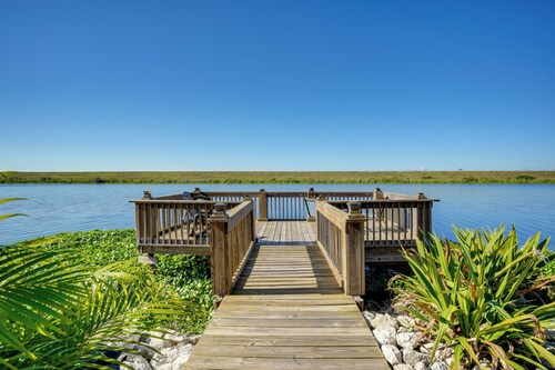 Lake Okeechobee Dockside Cabin w/ Pool Access