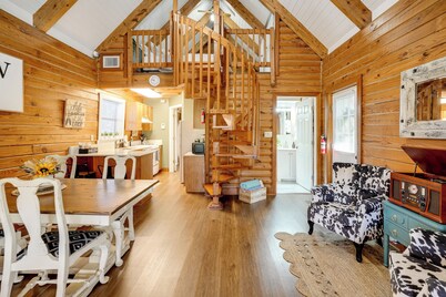 Lake Okeechobee Dockside Cabin w/ Pool Access