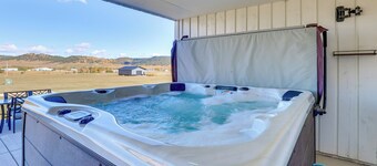 Mtn Views, Hot Tub + Fire Pit: Black Hills Retreat