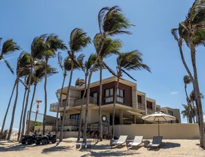 Vista frontal de la propiedad