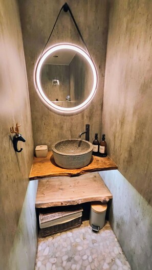 Douche, articles de toilette écologiques, sèche-cheveux