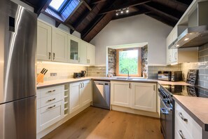 Køleskab, mikrobølgeovn, ovn, kogeplade