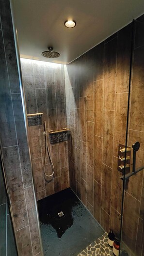 Een douche,  milieuvriendelijk toiletgerief, een haardroger, handdoeken
