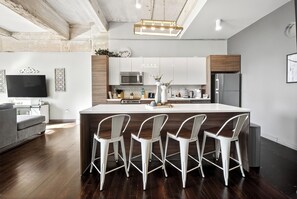 Kjøleskap, mikrobølgeovn, ovn og kokeplater