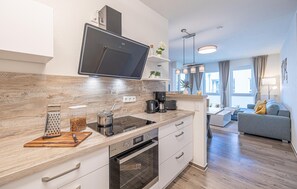 Kjøleskap, kokeplater, oppvaskmaskin og kaffetrakter/tekoker