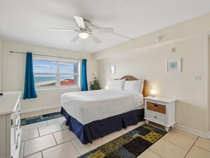 Primary Bedroom - Queen Bed