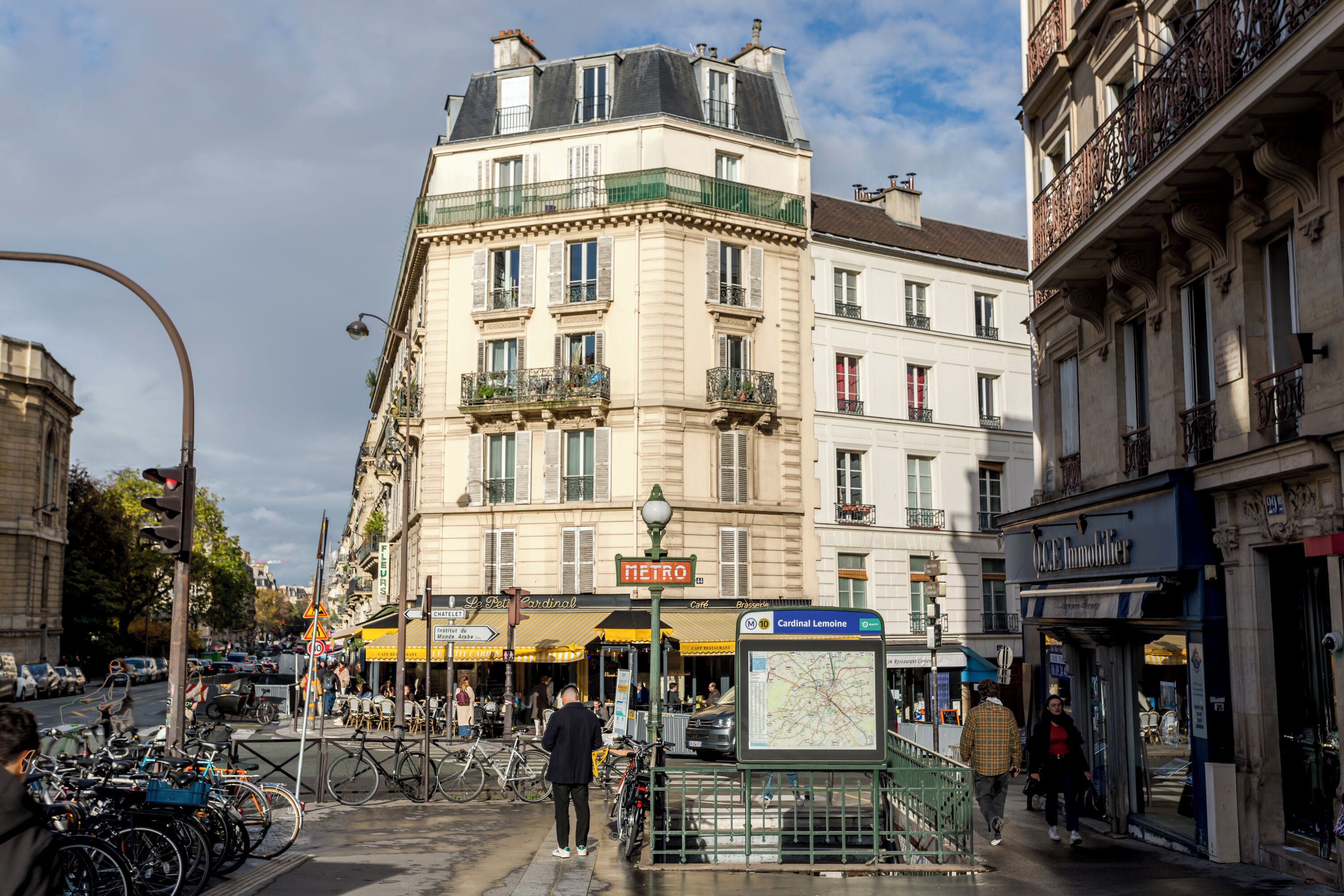 Eine Straßenszene mit einem Gebäude, auf dem 