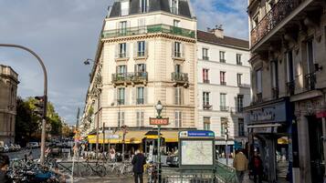 A street scene with a building labeled "METRO" and a sign for "Cardinal Lemoine."