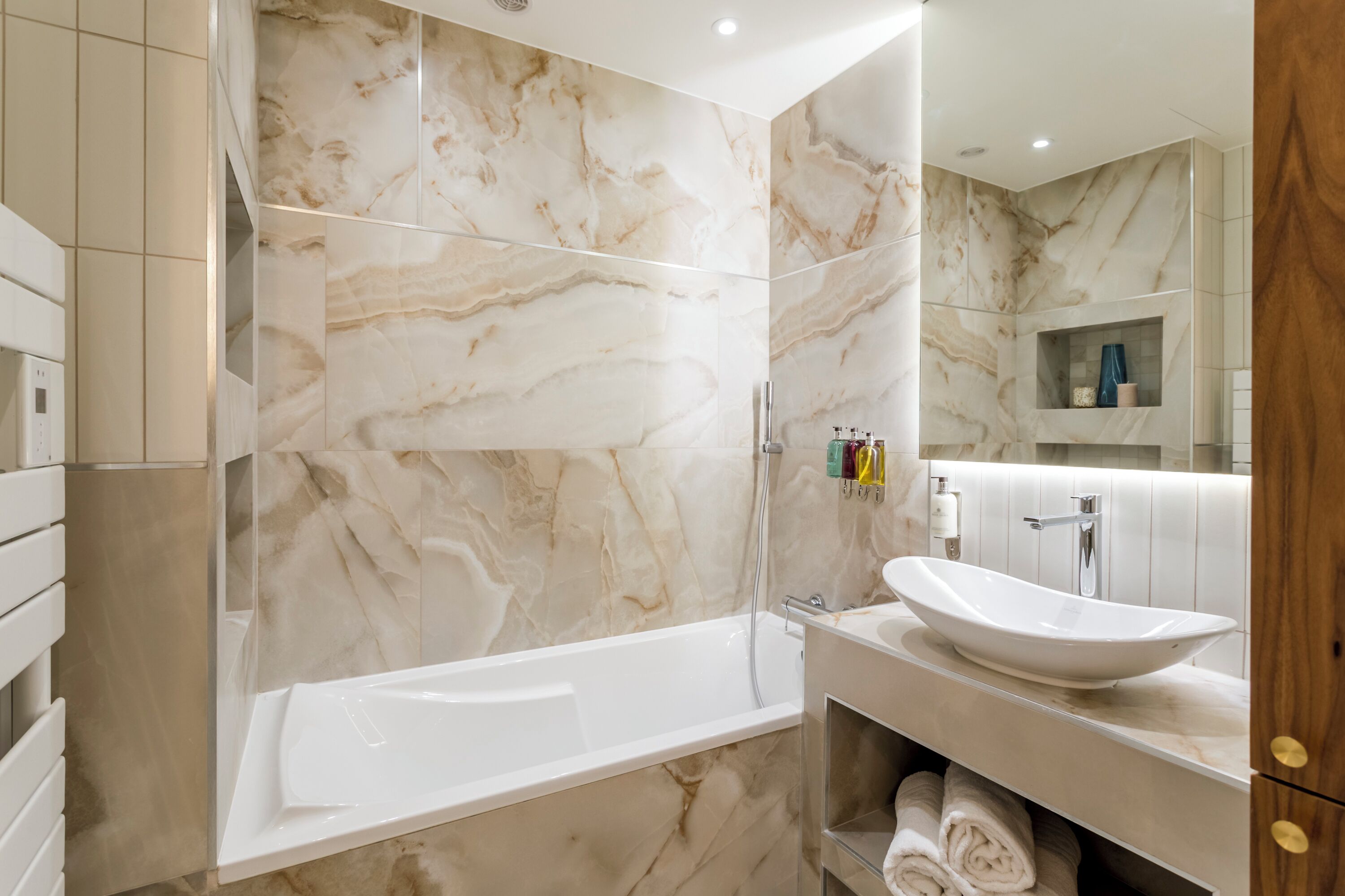 Apartamento | Baño | Cabezal de ducha tipo lluvia y artículos de higiene personal ecológicos