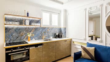 Appartement | Privékeuken | Een koelkast, een microgolfoven, een oven, een kookplaat