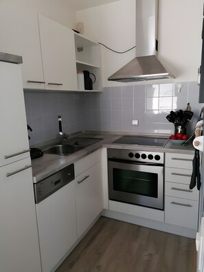 Réfrigérateur, four, plaque de cuisson, lave-vaisselle