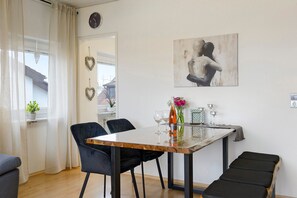 Dining - Apartment 'Schwobanescht' with Lake View, Shared Garden, and Wi-Fi (Uhldingen-Mühlhofen)