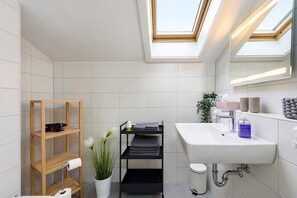 Shower, hair dryer, towels - Apartment 'Schwobanescht' with Lake View, Shared Garden, and Wi-Fi (Uhldingen-Mühlhofen)
