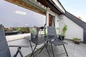 Outdoor dining - Apartment 'Schwobanescht' with Lake View, Shared Garden, and Wi-Fi (Uhldingen-Mühlhofen)