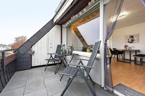 Outdoor dining - Apartment 'Schwobanescht' with Lake View, Shared Garden, and Wi-Fi (Uhldingen-Mühlhofen)