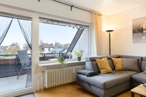 TV - Apartment 'Schwobanescht' with Lake View, Shared Garden, and Wi-Fi (Uhldingen-Mühlhofen)