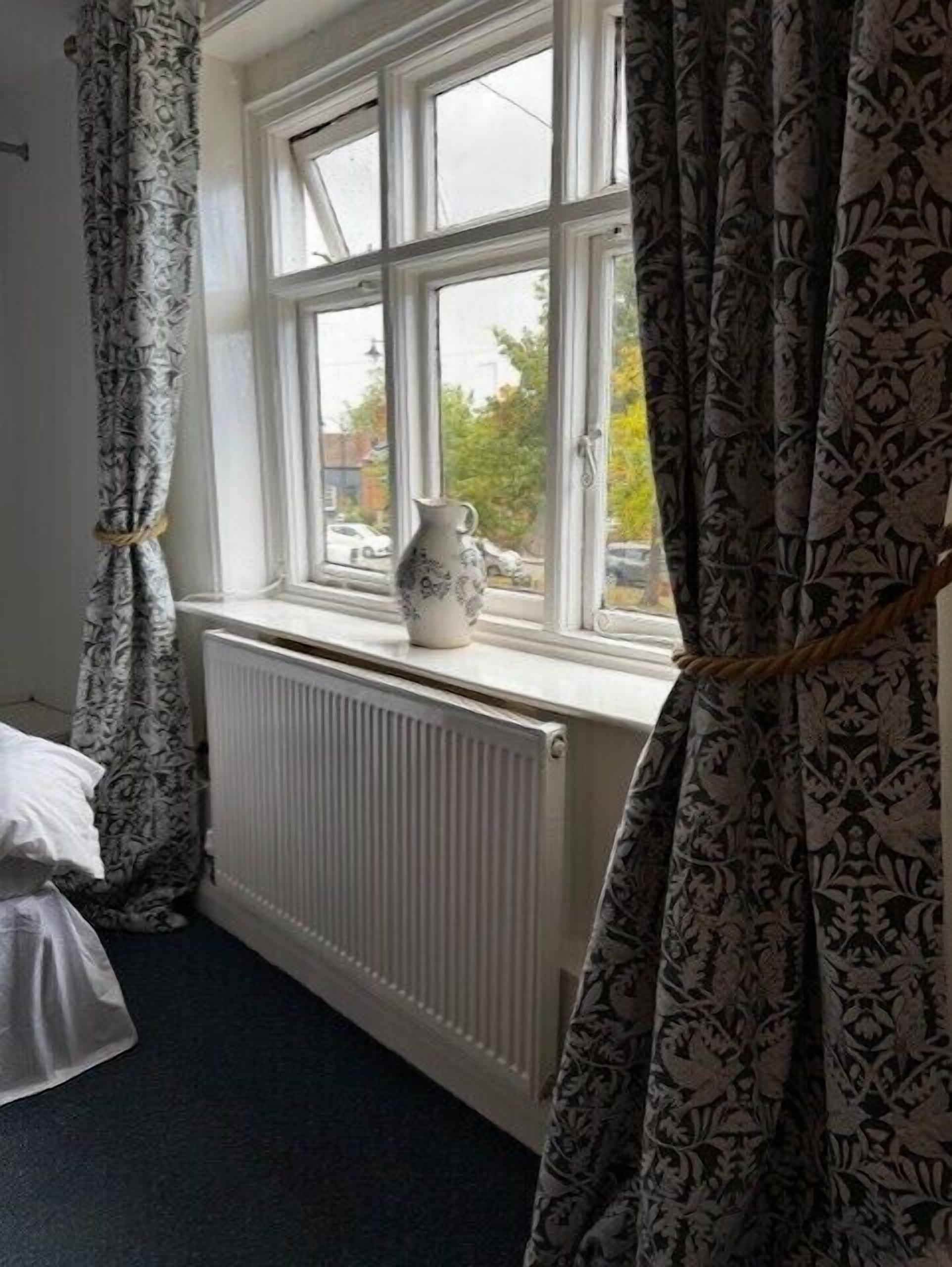 Classic Triple Room | Iron/ironing board, free WiFi
