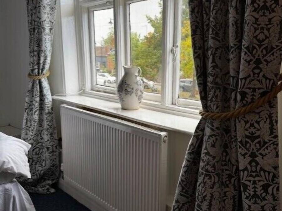 Classic Triple Room | Iron/ironing board, free WiFi