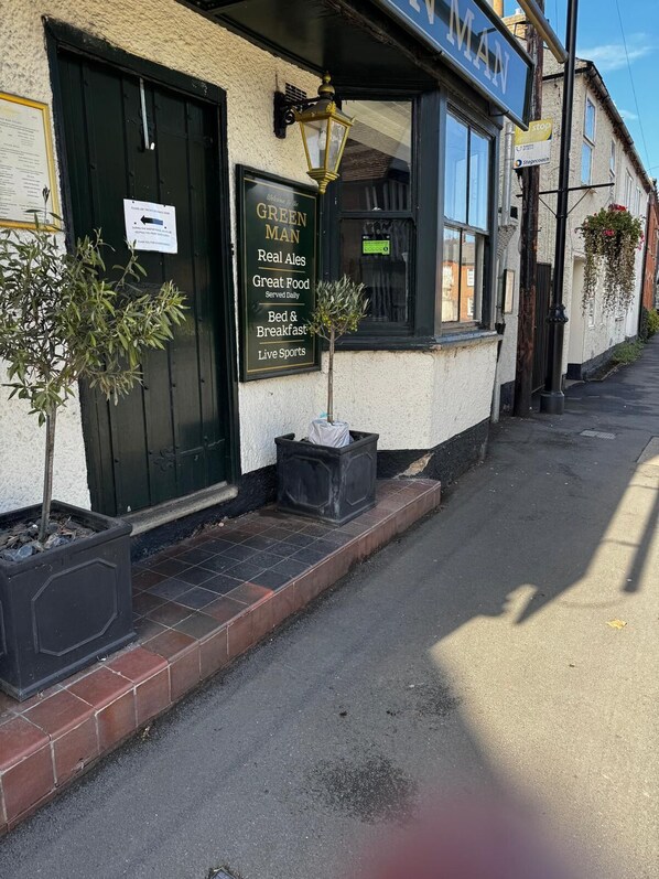 Vista frontal de la propiedad