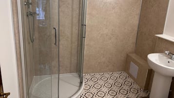 Toallas, jabón, shampoo, papel higiénico