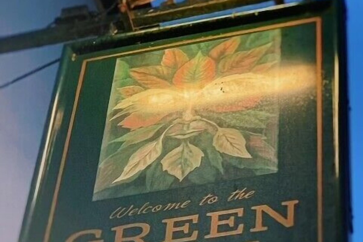 Een bord met een vogel en de tekst 'Welcome to the Green Man'.