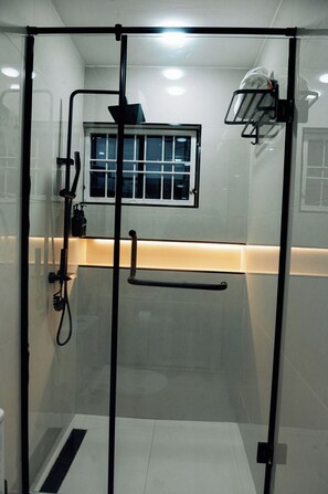 Sèche-cheveux, serviettes fournies, savon, papier toilette