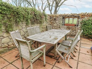 Outdoor dining - Elford Farmhouse (Seahouses)