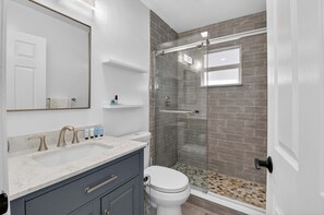 Dusche, Haartrockner, Handtücher