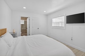 Escritorio, tabla de planchar con plancha, cuna de viaje y wifi