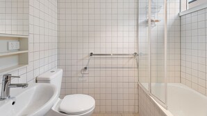 A modern bathroom with a toilet, sink, and shower. - Convenient Bayside Living at the Edge of the City (Melbourne)
