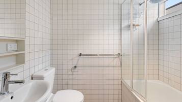 Apartment | Bathroom | Bathtub, towels, soap