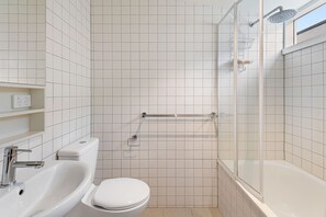Apartment | Bathroom | Bathtub, towels, soap - Convenient Bayside Living at the Edge of the City (Melbourne)