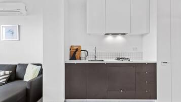 Apartamento | Cozinha privada | Geladeira, micro-ondas, fogão, cooktop