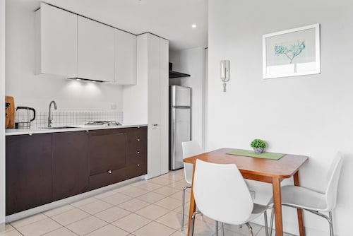 Central 1-bed Apartment With Secure Parking