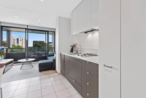 Central 1-bed Apartment With Secure Parking