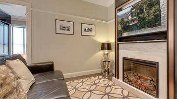 Apartment | Living room | Fireplace