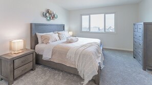 3 soverom, skrivebord, strykejern/-brett og reiseseng for barn