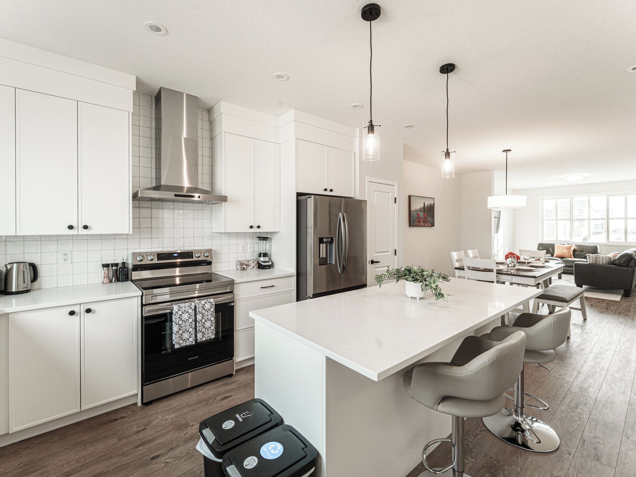 Kylskåp, mikrovågsugn, ugn och spishäll