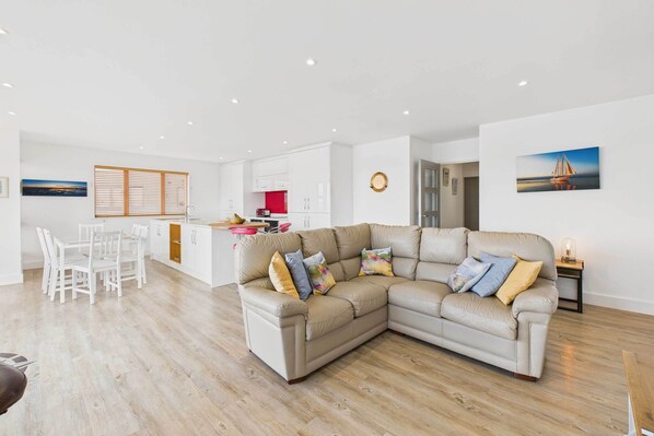 Televisión y oficina 